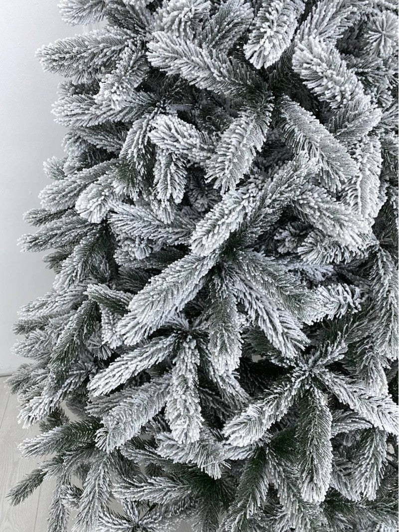 Ялинка засніжена лита Скандинавія