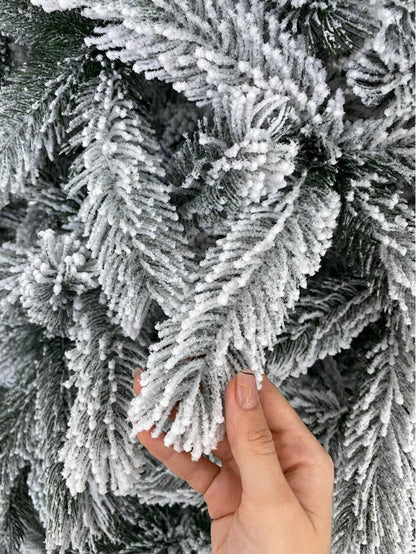 Ялинка засніжена лита Скандинавія