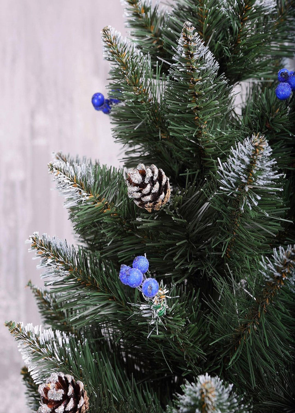 Штучна ялинка Софія з шишками та ягідками Кармен (Червоні, Сині)