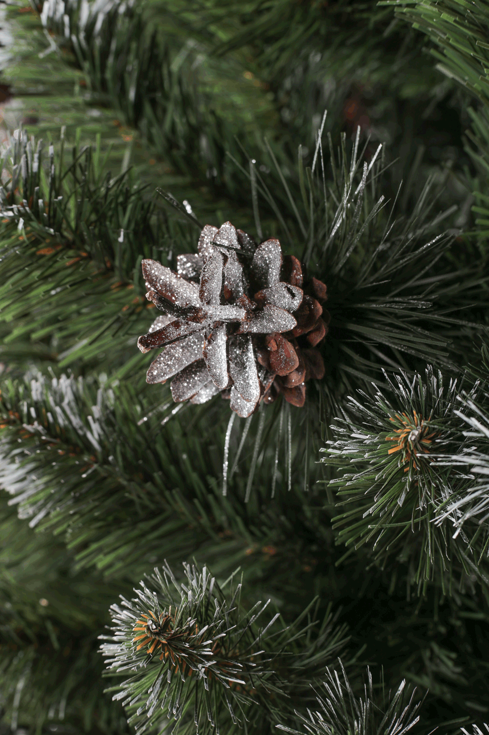 Штучна ялинка з шишками