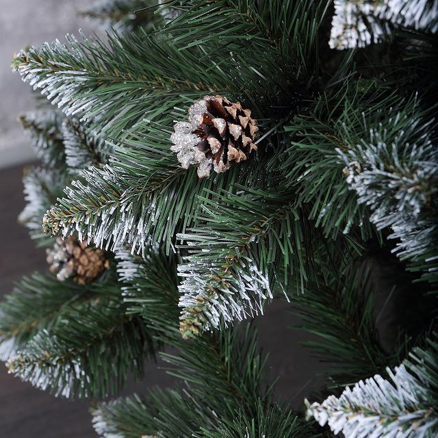 Штучна ялинка з шишками