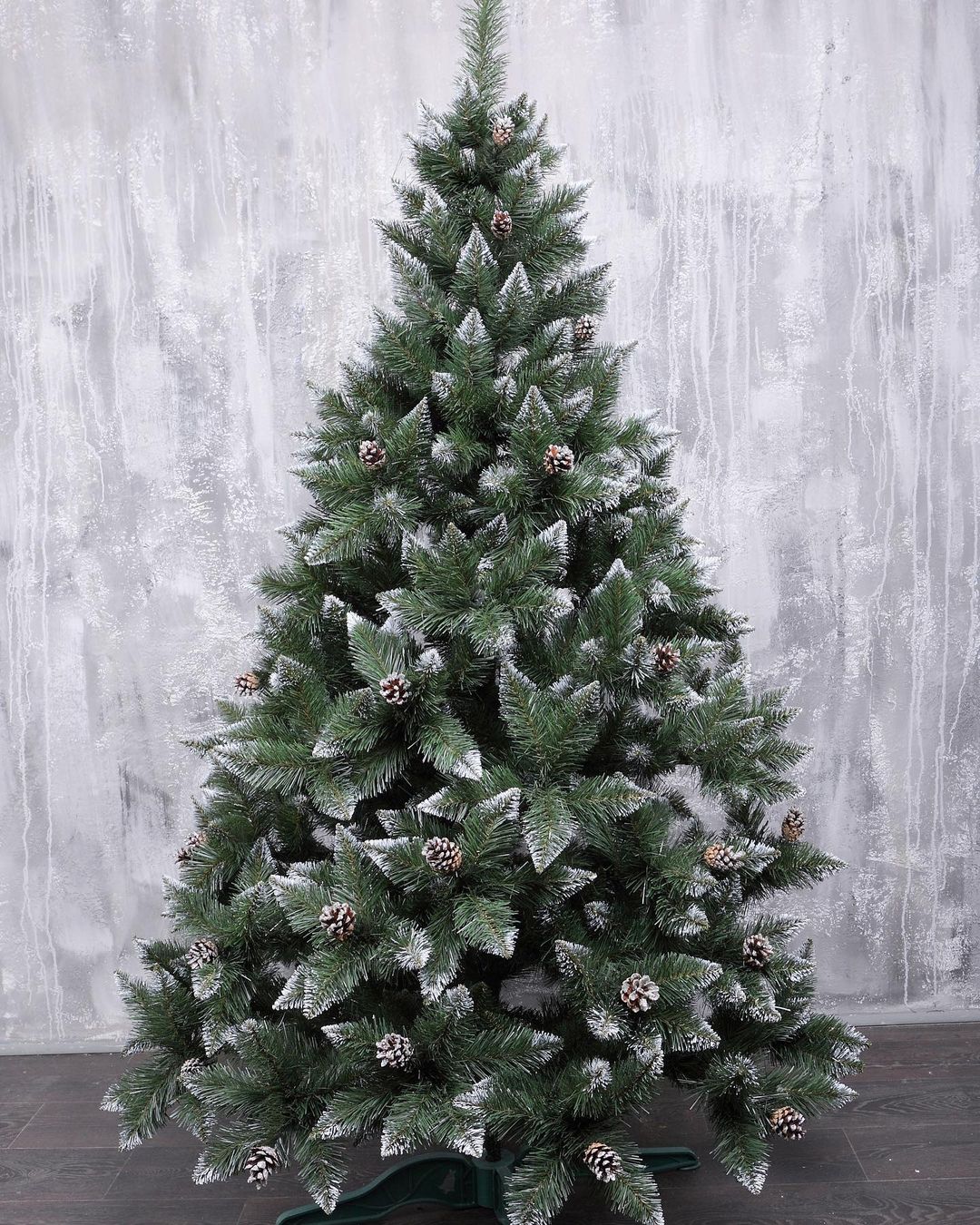 Штучна ялинка з шишками