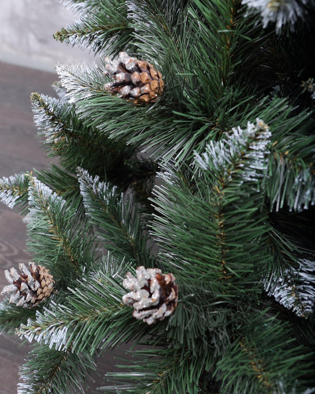 Штучна ялинка з шишками